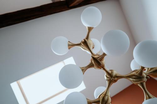a metal chandelier hanging from a ceiling at Le Chat Léon in Chalon-sur-Saône