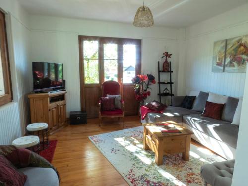 DraillantMaison entre lac et montagnes的带沙发和咖啡桌的客厅