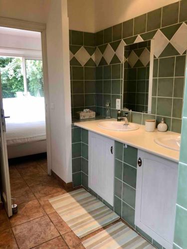 une salle de bain avec deux lavabos et un miroir dans l'établissement Superbe villa 10 personnes avec piscine, au Plan-de-la-Tour