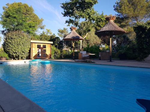 - une piscine avec un kiosque et une maison dans l'établissement PINE and house DIRECTION with private jacuzzi -, à Istres