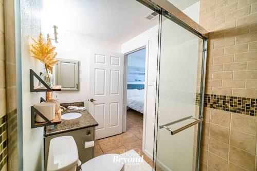 een badkamer met een douche, een toilet en een wastafel bij MiraLago Island Retreat in Lago Vista