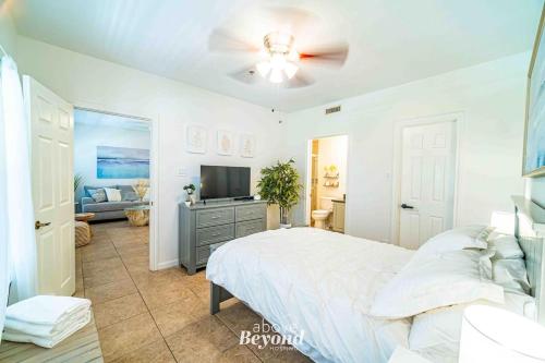 een slaapkamer met een bed en een plafondventilator bij MiraLago Island Retreat in Lago Vista