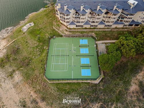Tenis a/nebo squash v ubytování Blue Hues & Lake Views nebo okolí