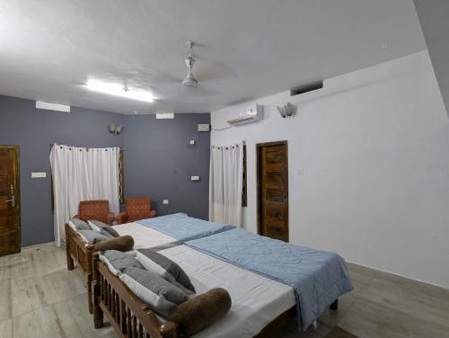 Postel nebo postele na pokoji v ubytování Sri Krishna 4BHK AC Villa