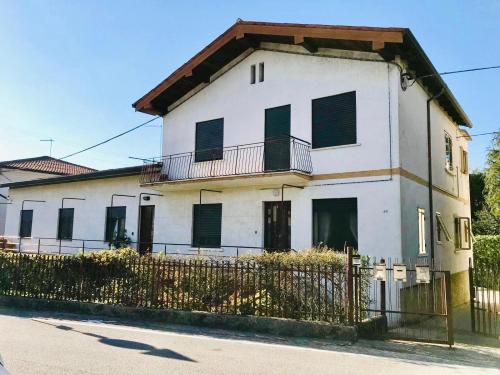 a white building with a fence in front of it at Ampio, Luminoso, Centro Bassano in Bassano del Grappa