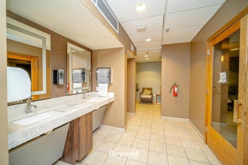 Vannituba majutusasutuses Color Pop by the Pool!