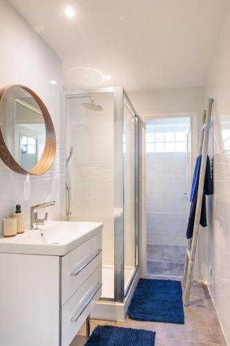 une salle de bain avec une douche, un lavabo et un miroir dans l'établissement Lavandou apartment air conditioned 650 m beach front, au Lavandou