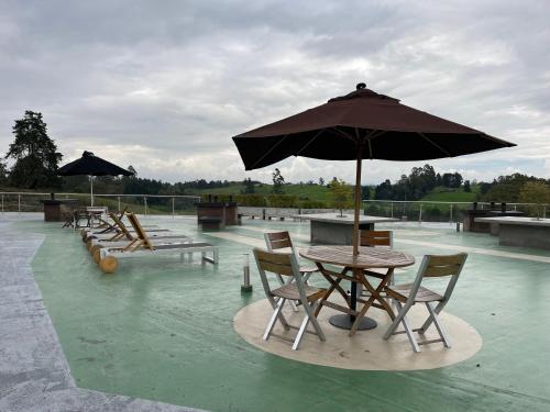 Bazén v ubytování Suite Rioverde Hotel Rionegro nebo v jeho okolí