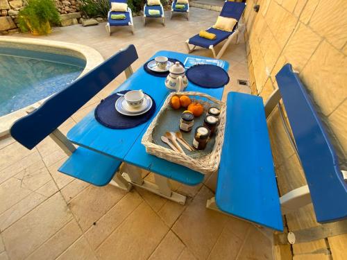 Ta Randu Farmhouse with Stunning Poolの敷地内または近くにあるプール