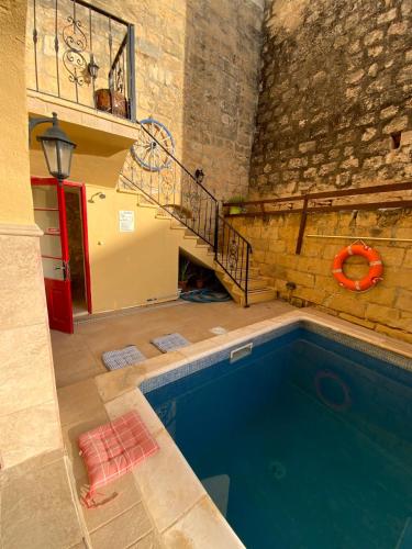Ta Randu Farmhouse with Stunning Poolの敷地内または近くにあるプール