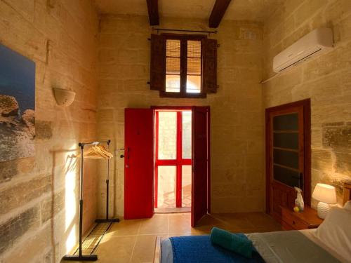 Ta Randu Farmhouse with Stunning Poolにあるベッド