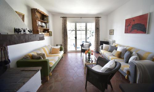 un salon avec des canapés, des chaises et une table dans l'établissement Hübsches Haus direkt am Wasser, St. Tropez 15 Min!, à Grimaud