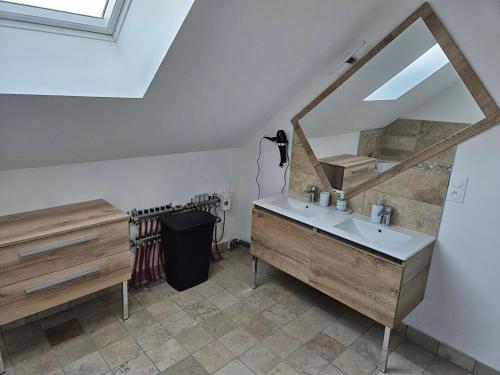 un baño con lavabo y espejo en Logement proche Bourboule 12 personnes, en Massanges