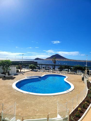 Stunning front line penthouse sea and pool