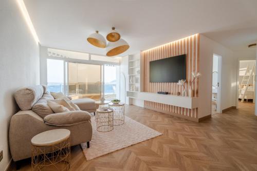 Stunning front line penthouse sea and pool
