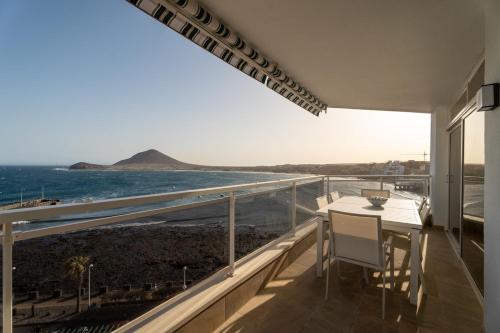 Stunning front line penthouse sea and pool