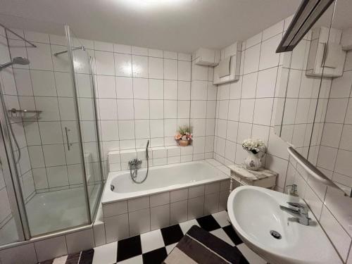 Un baño con bañera, lavabo y ducha. en Vintage Traum, en Hückelhoven