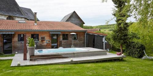 une maison avec une piscine dans la cour dans l'établissement Les Gîtes de L'Yères, à Cuverville-sur-Yères