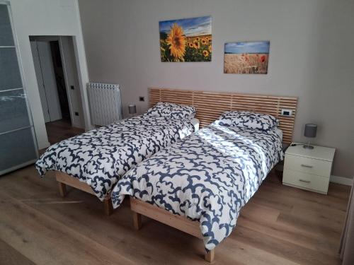 two beds sitting next to each other in a bedroom at Che sarà mai in Santa Maria degli Angeli