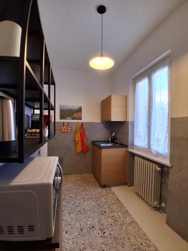 a kitchen with a sink and a microwave at Che sarà mai in Santa Maria degli Angeli