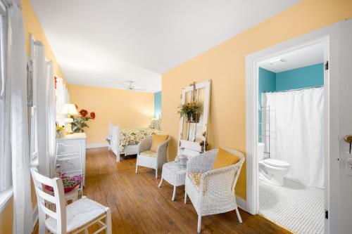 una sala de estar con sillas y una mesa en The Inn at Union Pier, en Union Pier