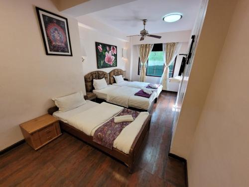 Letto o letti in una camera di Hotel Little Inn - Tibet Rd MG Marg