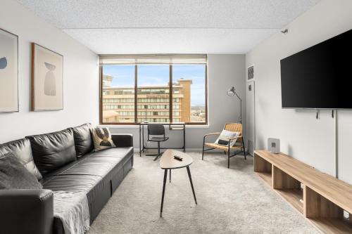TV a/nebo společenská místnost v ubytování Business District Modern Apartment