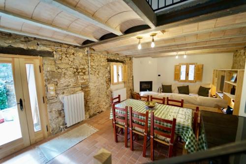 a kitchen and living room with a table and chairs at Casa Anton - La Solana in Alsamora