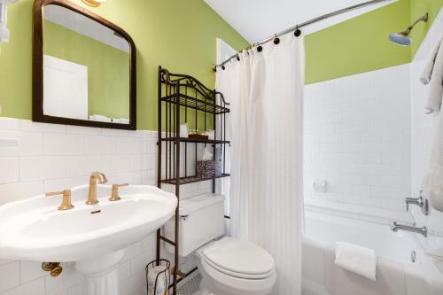 Un baño de The Inn at Union Pier