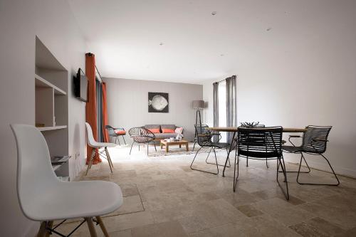 - un salon avec des chaises, une table et un canapé dans l'établissement Chai RHETAIS, au Bois-Plage-en-Ré