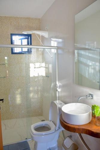 a bathroom with a toilet and a sink at Casa Portal do Pati in Lençóis