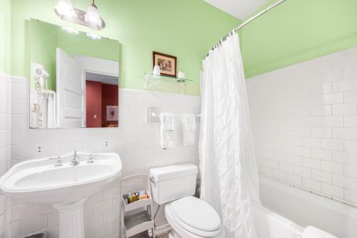 Un baño de The Inn at Union Pier