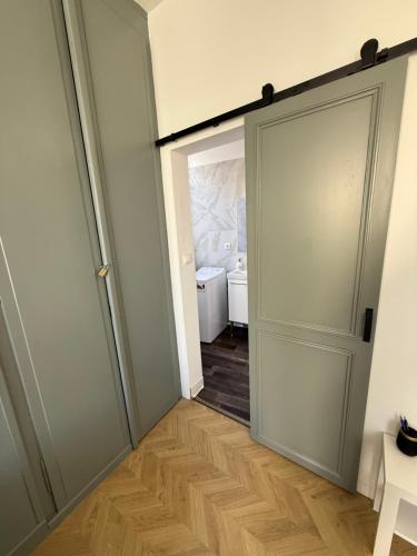Cette chambre dispose d'une porte menant à une salle de bains. dans l'établissement L'OpalEscale - Appartement à 5min à pied de Nausicaa, plage, centre Ville, à Boulogne-sur-Mer