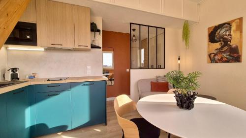 Il comprend une cuisine et un salon avec une table blanche. dans l'établissement - L'Evasion - Vue panoramique, à Gruissan