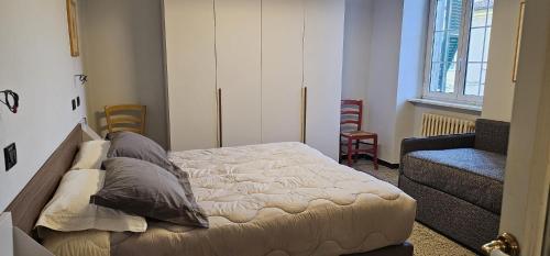 a bedroom with a bed in a room at Porta Romana in Sarzana