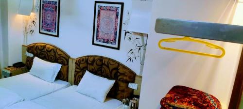 Letto o letti in una camera di Hotel Little Inn - Tibet Rd MG Marg