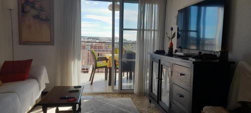 Al lado de Barcos y Gran Playa.