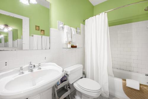 Un baño de The Inn at Union Pier