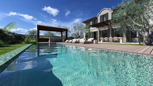 une piscine devant une maison dans l'établissement Maisons Amore Saint Tropez, à Saint-Tropez