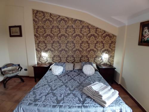 Ένα ή περισσότερα κρεβάτια σε δωμάτιο στο Luna Reale Relais e Suite