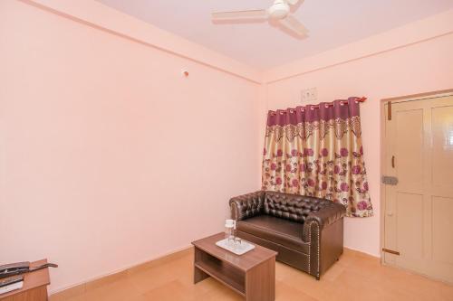 Χώρος καθιστικού στο Hotel O Surya Residency