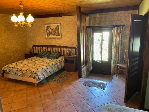 - une chambre avec un lit, une fenêtre et une porte dans l'établissement La Tour du Sorbey - Gîte Nature Familial - Piscine - 3 à 6 Pax, à Monségur