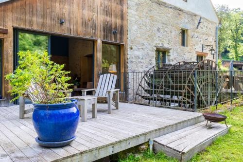 a large blue pot sitting on a wooden deck at Demeures et Châteaux Moulin des Templiers Hôtel & SPA in Pontaubert