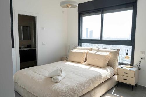 een slaapkamer met een bed met een kat erop bij O&O Group Luxury Tower 4BR Panoramic Sea Views in Bat Yam