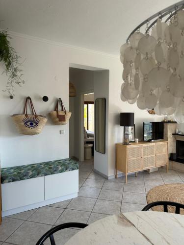 Η κουζίνα ή μικρή κουζίνα στο Nice, spacious and bright apartment in Thermi, Thessaloniki.