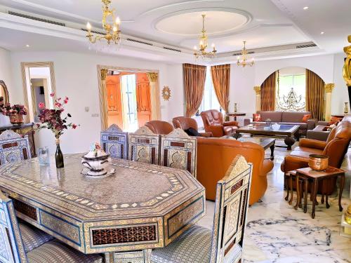 a living room filled with furniture and a table at L'Orchidée - Suites de Luxe avec Piscine Chauffée et Vue sur le Lac de Tunis in Tunis