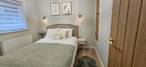 Ένα ή περισσότερα κρεβάτια σε δωμάτιο στο Milton Keynes 3BR stylish Home, Sleeps 5, Families, Free Parking