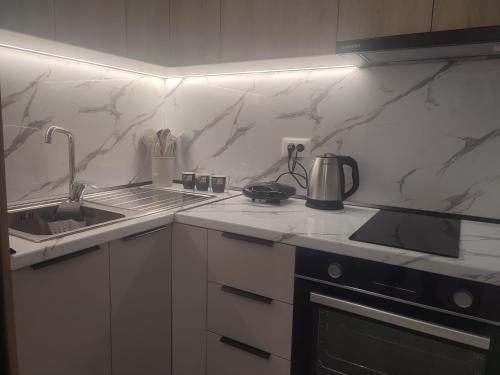 BP Beach Apartmentsにあるキッチンまたは簡易キッチン