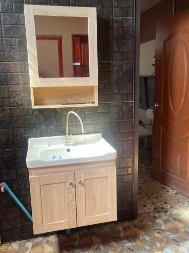 Ένα μπάνιο στο PR Home Suratthani