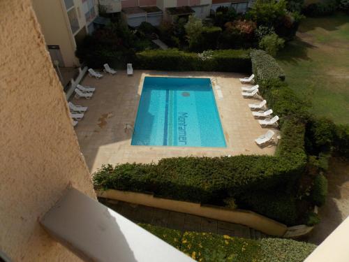 - une vue sur la piscine dans la cour dans l'établissement Appartement P2 proche plage, au Grau-du-Roi